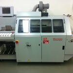 Bindemaschine Mit Steuerbildschirm Und Geschlossenem Arbeitsbereich Steht In Einem Arbeitsraum.