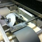 Maschine Mit Zahnrädern Und Walzen Verarbeitet Weiße Flüssigkeit In Einer Industriellen Umgebung.