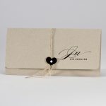 Beiges Kuvert Mit Kordel Und Schwarzem Herzsiegel, Darauf Der Schriftzug &Quot;Wir Heiraten&Quot;.
