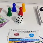 Spielmaterialien Mit Würfel, Vier Bunten Spielfiguren, Euro-Geldscheinen Und Karten Liegen Auf Weißem Tisch.