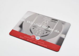 Rechteckiges Mauspad Mit Deutschem Text Und Rotem Streifen Unten Liegt Auf Weißer Fläche.