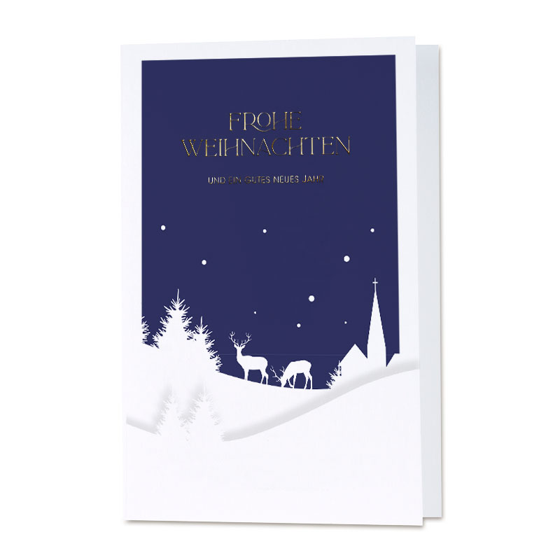 Weihnachtskarten Grußkarte Mit Verschneiter Landschaft, Zwei Hirschen, Bäumen, Kirche Und Deutschem Text Vor Blauem Hintergrund.