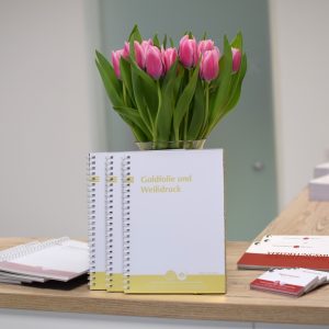 Spiralgebundene Musterbücher Goldfolie Und Weißdruck Mit Pinken Tulpen Im Hintergrund – Druckerei Hemmersbach
