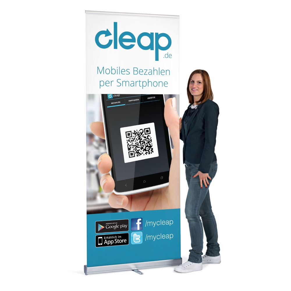 Frau steht neben einem Roll-up Banner von cleap.de mit QR-Code für mobiles Bezahlen per Smartphone – Druckerei Hemmersbach