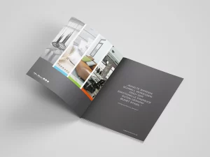 Aufgeschlagene Broschüre Mit Modernem Innendesign, Zitatseite In Weiß Auf Grauem Hintergrund Und Mehrspaltigem Fotostreifen – Druckerei Hemmersbach