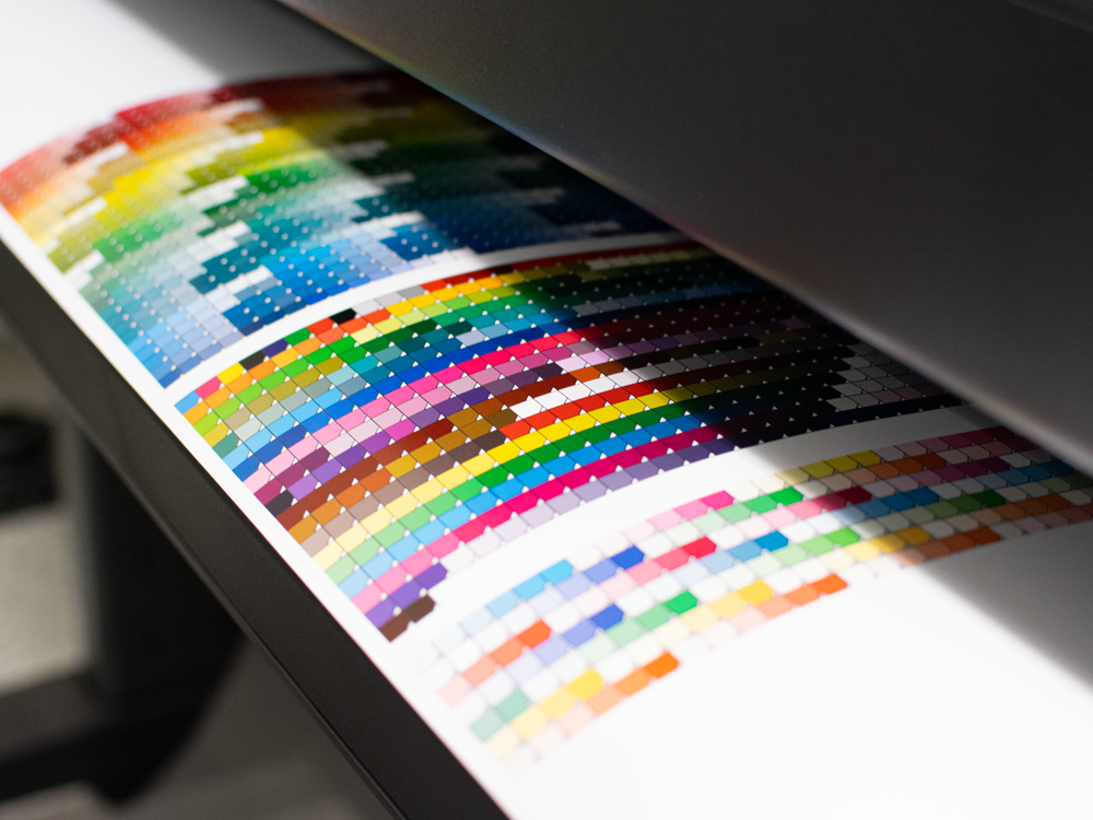 Digitaldruck Farbtestdruck Mit Cmyk-Farbmustern In Einem Professionellen Großformatdrucker – Druckerei Hemmersbach