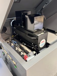 Nahaufnahme Einer Geöffneten Digitaldruckmaschine Mit Baldwin Coolarc-Technologie – Druckerei Hemmersbach