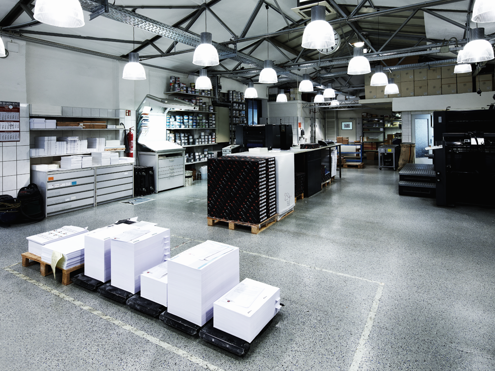 Drucke Moderne Druckerei-Produktionshalle Mit Druckmaschinen, Papierstapeln Und Regalen Mit Druckfarben – Druckerei Hemmersbach