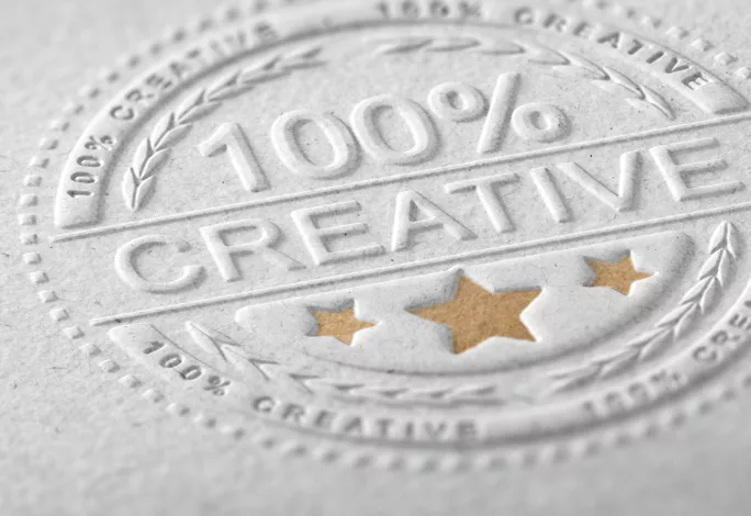 Druckveredelung Geprägtes Siegel-Design Auf Papier Mit Der Aufschrift „100% Creative“ Und Drei Ausgestanzten Sternen – Druckerei Hemmersbach