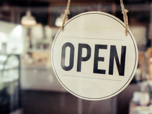 Rundes Holzschild Mit Der Aufschrift „Open“ An Einer Glasscheibe Hängend – Druckerei Hemmersbach