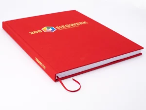 Rotes Hardcover-Jubiläumsbuch Mit Goldener Siegwerk-Prägung Und Rotem Lesebändchen – Druckerei Hemmersbach