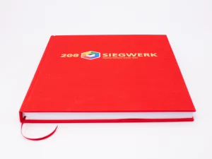 Hochwertiges Rotes Jubiläumsbuch Mit Goldener Prägung „200 Years Siegwerk – Family-Owned Since 1824“ Und Lesebändchen – Druckerei Hemmersbach