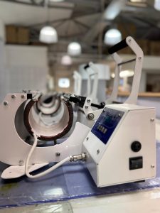 Weiße Tassenpresse Mit Digitalem Bedienfeld In Einer Druckwerkstatt, Bereit Für Sublimationsdruck