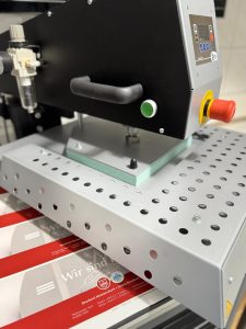 Nahaufnahme Einer Sefa Heißtransferpresse Beim Bedrucken Von Roten Druckbögen In Einer Druckerei