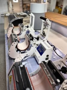 Mehrere Tassenpressen Mit Digitalen Steuerungen In Einer Druckwerkstatt, Bereit Für Den Sublimationsdruck