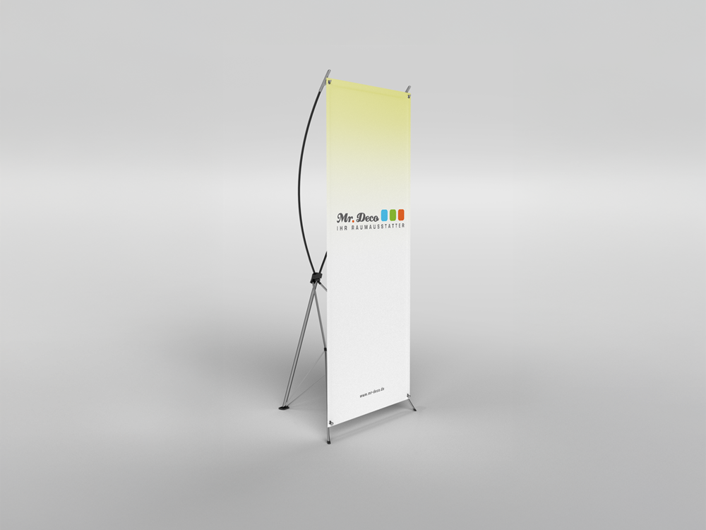 X-Banner Werbebanner Im X-Stand-Display Mit Gelb-Weißem Farbverlauf Und Dem Logo Von „Mr. Deco – Ihr Raumausstatter“ Auf Grauem Hintergrund