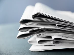 Gestapelter Zeitungsstapel In Nahaufnahme Auf Blauem Untergrund – Druckerei Hemmersbach