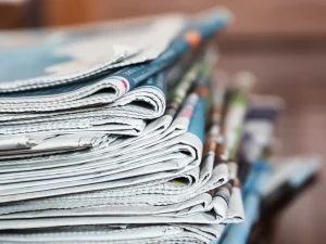 Bunter Zeitungsstapel In Nahaufnahme Auf Holztisch – Druckerei Hemmersbach