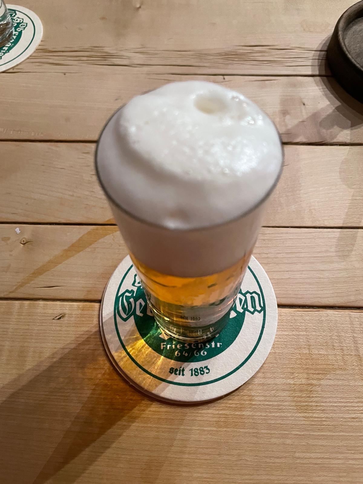 Kölsch Mit Schaumkrone Auf Bierdeckel