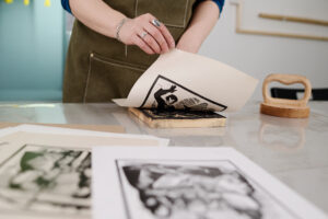 Printtrends 2026 – Wie Haptische Medien Ihre Online-Kanäle Verstärken