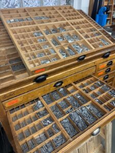 In Einer Druckwerkstatt Lagern Holzsetzkästen Mit Fächern Verschiedener Metalllettern Für Den Buchdruck.