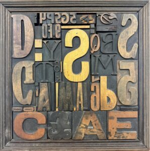 Gerahmte Anordnung Von Verschiedenen Alten Holzbuchstaben, Geeignet Als Dekoration Oder Für Web-To-Print-Projekte.