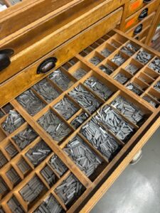 Setzkasten-Schublade Aus Holz Mit Sortierten Bleilettern Für Klassischen Buchdruck.