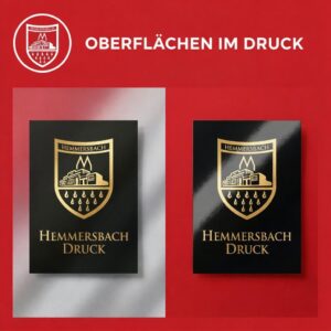 Zwei Schwarze Und Goldene Schilder Liegen Nebeneinander Auf Rotem Hintergrund Mit Weißer Deutscher Beschriftung Darüber.